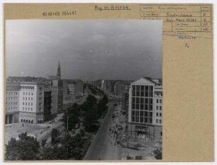 Nordöstliche und ein Teil der nordwestlichen Platzbebauung am Frankfurter Tor. Berlin, Friedrichshain, Karl-Marx-Allee (vor 1961 Stalinallee)/Bersarinstraße/Frankfurter Tor
