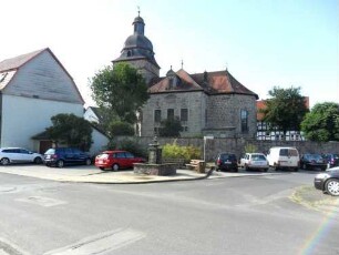 Ansicht von Norden in Übersicht mit Kirche über Kirchhofmauer (Langhaus barock erneuert) zu ebener Lage im Ort