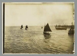 Cuxhaven, ausfahrende Fischerboote