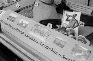 Schaufensterauslagen mit Sportfestwerbung