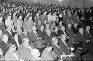 Freiburg: Kurbeltheater; Freisprechungsfeier 1956; Lehrlinge im Saal
