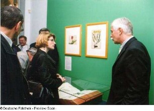 Begehung der Ausstellung "Tulpomanie - Die Tulpe in der Kunst des 16. und 17. Jahrhunderts". Frauke Berchtig (Lektorin im Prestel Verlag) und Dr. Thomas Bürger (SLUB) vor dem Original des Kräuterbuches