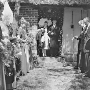 Sorbische Hochzeit in Burg-Kauper. Der Hochzeitsbitter ,,Pobratš" verabschiedet nach altem Brauch das Hochzeitspaar. : Serbski kwas w Kupaŕskich Bórkowach. Braška,, Pobratš "rozžohnuje po starym nałožku kwasny por.