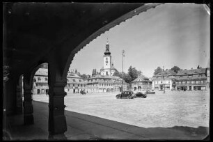 Schönlinde (Krasna Lipa/Tschechische Republik). Marktplatz mit Pfarrkirche St. Magdalena