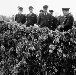 Klein Wesenberg: Amtsfeuerwehrfest des Amtes Reinfeld-Land: Fahnenweihe: Podium mit stellvertretendem Landesverbandswehrführer August Schleßmann, Heide, Kreisbrandmeister Hinrich Harms und weiteren Amtswehrführern aus dem Kreis