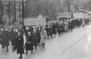 Demonstration in Schwarzenberg mit der Losung: "Der Volkskongress für den Frieden hilft uns im Kampf um den Friedensvertrag" anlässlich des 1. Volkskongresses für Einheit und gerechten Frieden 1947 : Demonstration in Schwarzenberg anlässlich des 1. Volkskongresses für Einheit und gerechten Frieden 1947