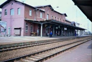 Rückansicht des Bahnhofgebäudes, Gleisanlagen