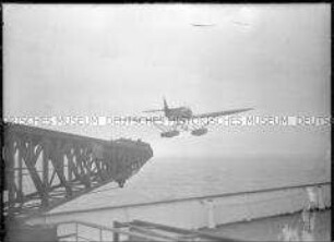 Start des Postflugzeugs HE 12 D-1717 von der an Bord des Hochseepassagierdampfers "Bremen" angebrachten Katapultbahn