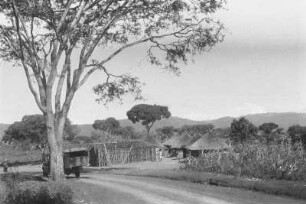 Hütten im Porotogebirge : Landschaft mit Hütten und einer Straße im Porotogebirge.