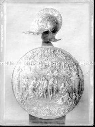 Sturmhaube und Rundschild