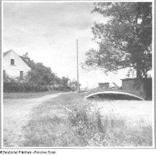 Weg mit Haus und Boot