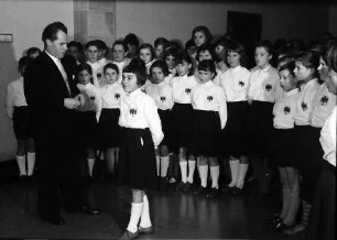 Freiburg: Regierungspräsidium; VdK-Kinderchor singt für Ministerpräsident Dr. Gebhard Müller; Dirigent Trietschler und VdK-Kinderchor