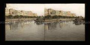 Blick übers Wasser zur Hafenpromenade Vittorio Emanuele, Syrakus