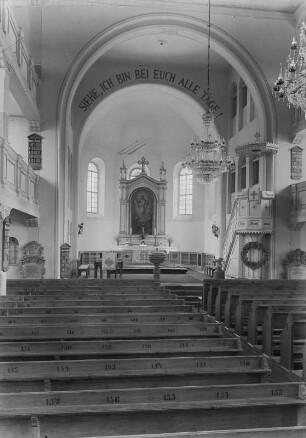 Kirche, Innenraum : Oberlausitz. Unbekannter Ort. Kirche. Blick zum Altar