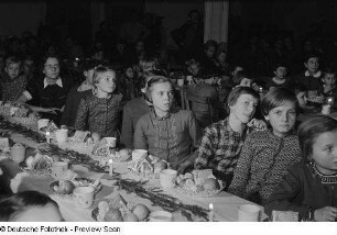 Kindertisch der Weihnachtsfeier des VEB Kartographie