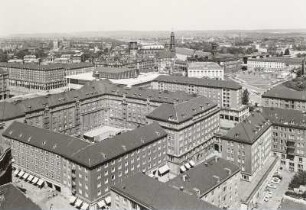 Dresden. Blick vom Rathausturm nach Nordwesten über Ernst-Thälmann-Straße und Kulturpalast