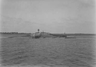 Hafenausfahrt : Blick vom Schiff auf einen Leuchtturm