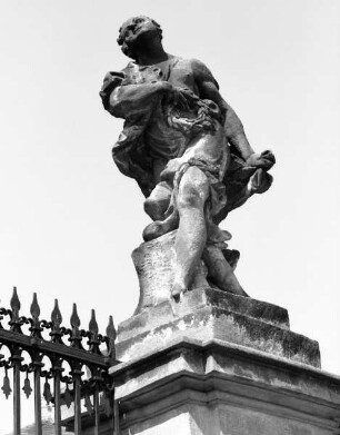 Statue auf einem Pfeiler des Tores