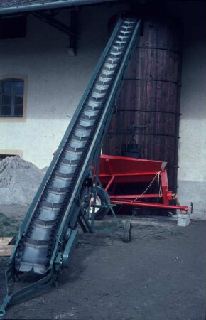 Fotografie: Ein- und Auslagerungstechnik, Hochsilo, Förderband