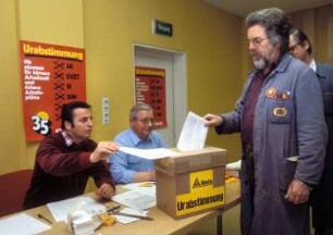 Arbeiter bei der Urabstimmung für die 35-Stunden-Woche, Essen