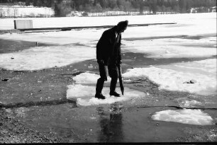 Titisee: Mann schlägt Eisscholle los