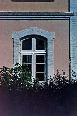 Bahnhofstraße 53: ehemaliges Bahnhofsgebäude der Südstormarnschen Kreisbahn: Traufseite, Detailaufnahme: Sprossenfenster mit Fasche