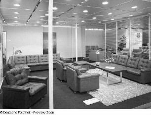 Sitzgruppe : Ausstellungskoje mit Polstermöbeln des Polstermöbelsystems EW 595 (1975; VEB Polstermöbel Petershagen)