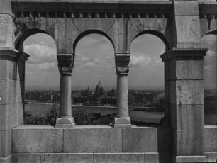 Budapest : Blick durch die Arkaden der Fischerbastei über die Donau auf den Burgpalast.
