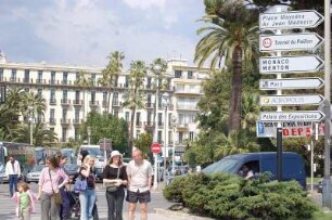 Nizza - Passanten im Zentrum : Passanten an der Promenade des Anglais in Nizza. 2006