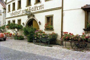 Mainbernheim: Gasse mit Kindern, Hintergrund Tor [Gasthof zum Falken]