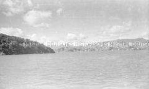 Selbstversenkung des Hochseepassagierdampfers "Columbus" am 19. Dezember 1939, Besatzungsangehörige im Internierungslager auf Angel Island, Kalifornien, Blick über Bucht und Meer auf gegenüberliegende Hügel