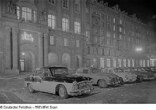 Dresden. Haus Altmarkt mit parkenden Autos