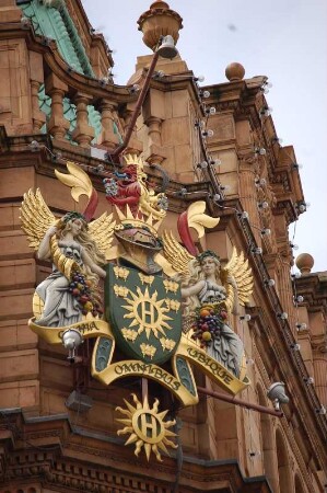 Wappen am Kaufhaus Harrods