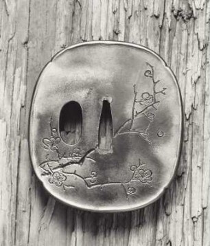 Tsuba (Stichblatt) mit Kirschblütenrelief