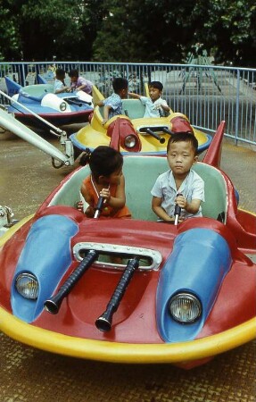 Nord-Korea 1981. In Pjöngjang Kinder mit Kriegsspielzeug