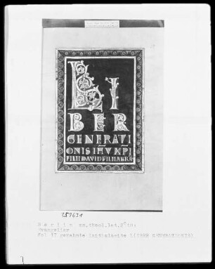 Evangeliar — Initialseite L (IBER GENERATIONIS), Folio 17recto