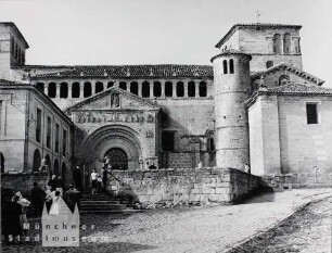 Santillana del Mar. spanische Stiftskirche Colegiata de Santillana del Mar (12. Jahrhundert)