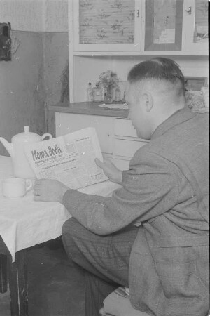 Die sorbische Zeitung Nowa doba wird abonniert. : Nowa doba, nowiny za serbski lud so abonuje.