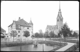 Coswig. Wettinsplatz, im Hintergrung die Peter-Pauls-Kirche