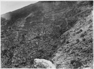 Am Mount Meru : Blick auf ein Kar an einer Steilwand des Mount Meru.