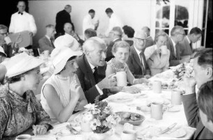 Chemiker; Maikäferrede: Tischreihe mit Frau Pragher, Frau Buschkiel, J. Buschkiel, Ehepaar Nesselmann
