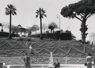 Catania. Sardinien. Italien. Anlage im Park Villa Bellini (errichtet 1855 - 1883). Botanische Uhr. Die aktuelle Datumsanzeige aus Blumen wird jeden Tag von Gärtnern geschaffen