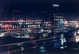 Dresden, Nachtaufnahme Altmarkt : Dresden-Altstadt, weihnachtlich dekorierter Altmarkt. Nachtaufnahme mit Bebauung der Westseite und Kopfbau Warenhaus „Centrum“