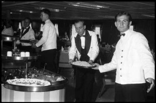 Grossenbrode: Kellner bauen Buffet [auf der Fähre] auf