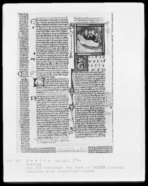 Decretum Gratiani, mit Kommentar des Bartholomäus von Brescia — Ein Paar im Bett liegend, dahinter eine tuschelnde Gruppe, Folio 285recto