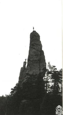 Sächsische Schweiz, Rathener Gebiet. Lokomotive. Ansicht mit überfallendem Kletterer an der Pfeife (von Osten)
