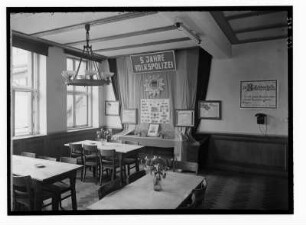 Industrie-Kraftwerk. Dienststelle der Volkspolizei (Dienstzweig Betriebsschutz), Traditionszimmer mit diversen Beiträgen und Bildern an der Wand (anlässlich 5 Jahre Volkspolizei) : Lauta (Niederlausitz). Industrie-Kraftwerk. Dienststelle der Volkspolizei (Dienstzweig Betriebsschutz), Traditionszimmer mit diversen Beiträgen und Bildern an der Wand (anlässlich 5 Jahre Volkspolizei)