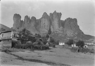 Siedlung : Griechenland. Kalambaka. Ort unterhalb der Meteora-Klöster Felsen