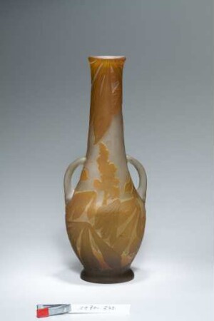 Vase mit Roßkastanien-Dekor