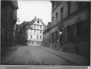 Alte Mainzer Gasse von Westen, mittig Alte Mainzer Gasse 71, rechts Alte Mainzer Gasse 73 (angeschnitten)